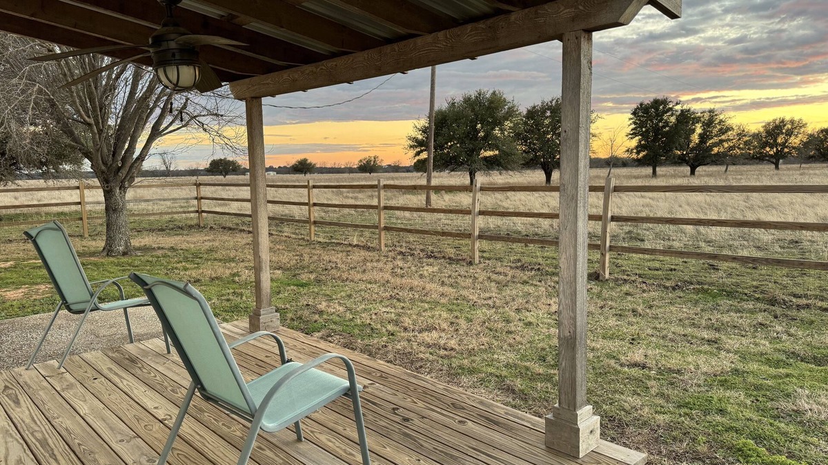 Crawford Cottage | Enjoy quiet country skies. Modern guest house in Crawford 20 mins to Waco.