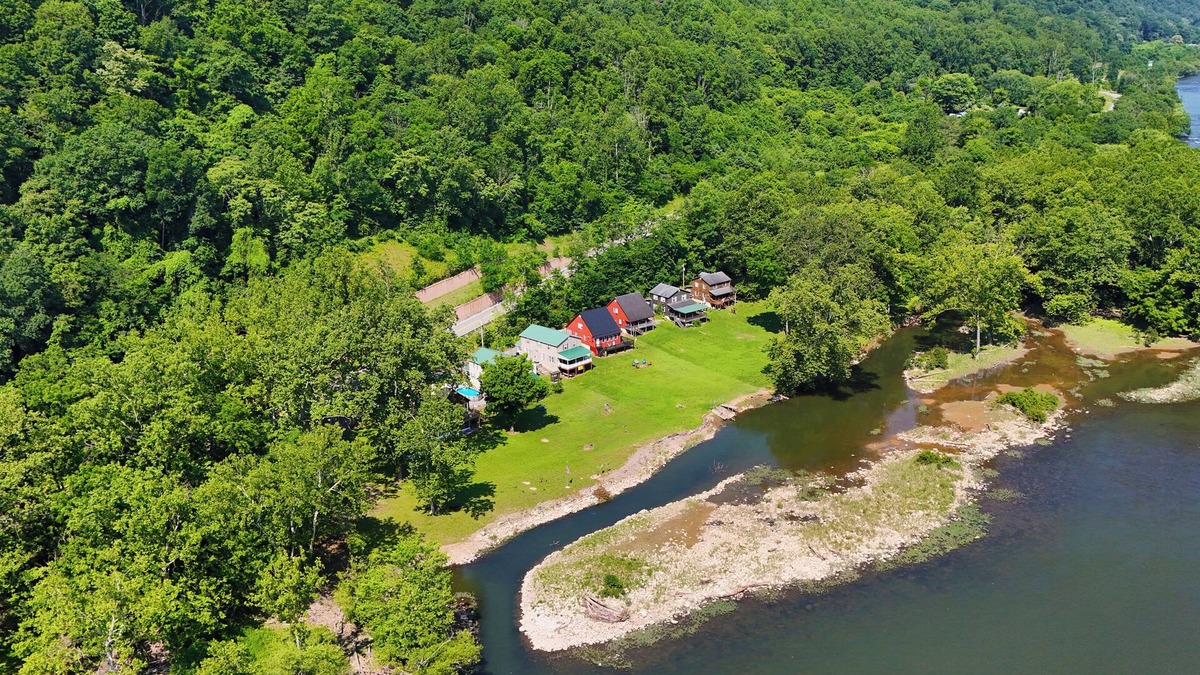 Bellepoint Cottage | Enjoy Relaxing at Riverfront Property 4 miles from Sandstone Falls!