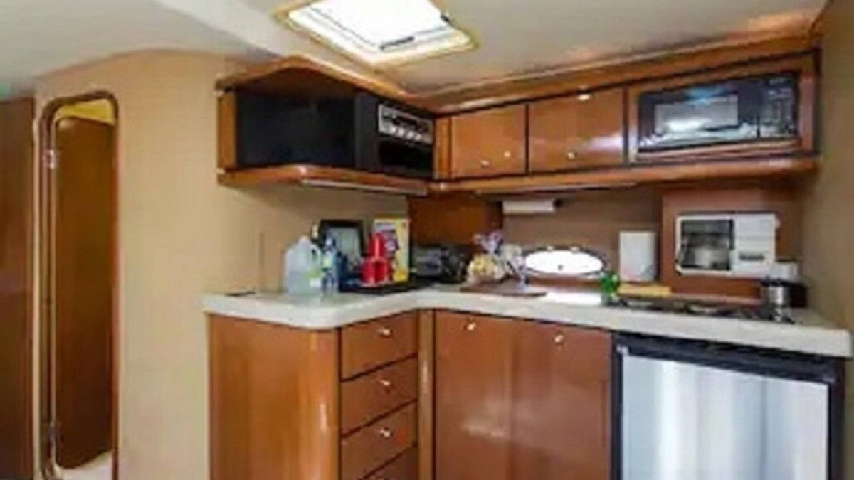 Riverside Park Boat Rental | Enjoy relaxing stay on beautiful air conditioned 40' yacht.