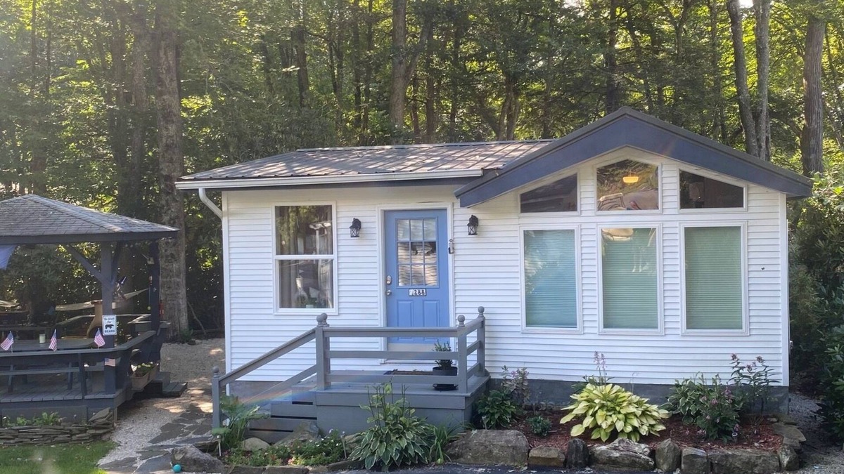 Newland Cottage | Enjoy River Front Living in Linville Land Harbor.Waterfront Views,Modern Cottage