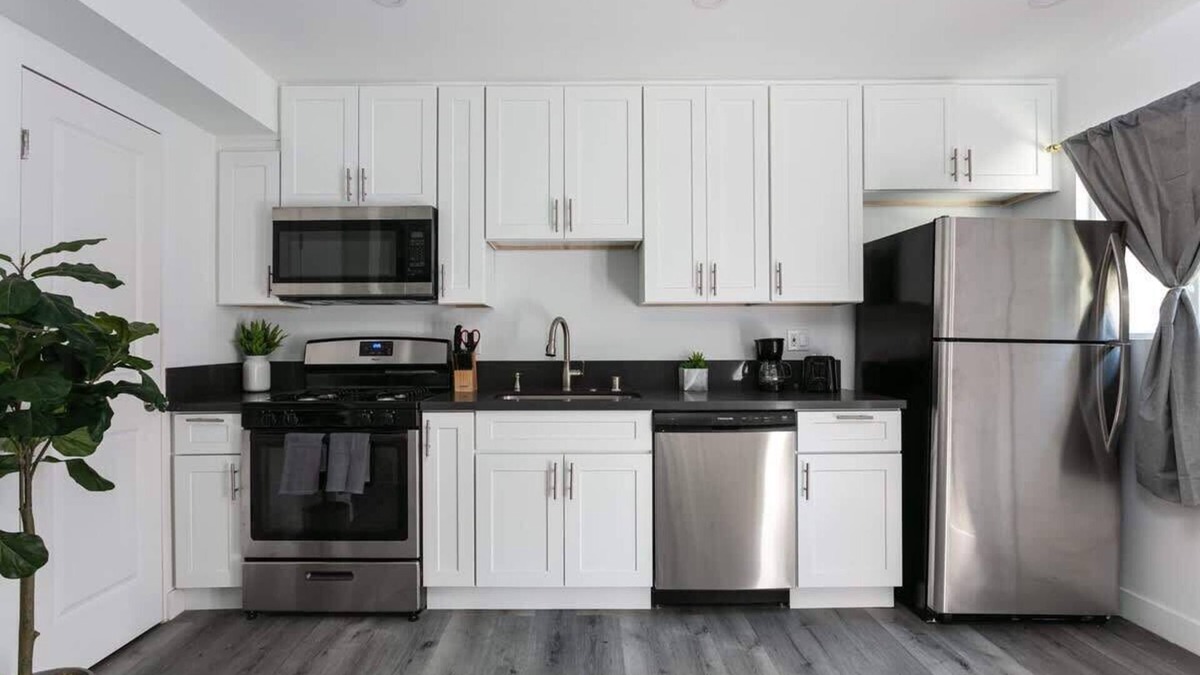 Glendale Apartment | Enjoy Stylish 3BR Apt | Sleeps 6 + Free Parking