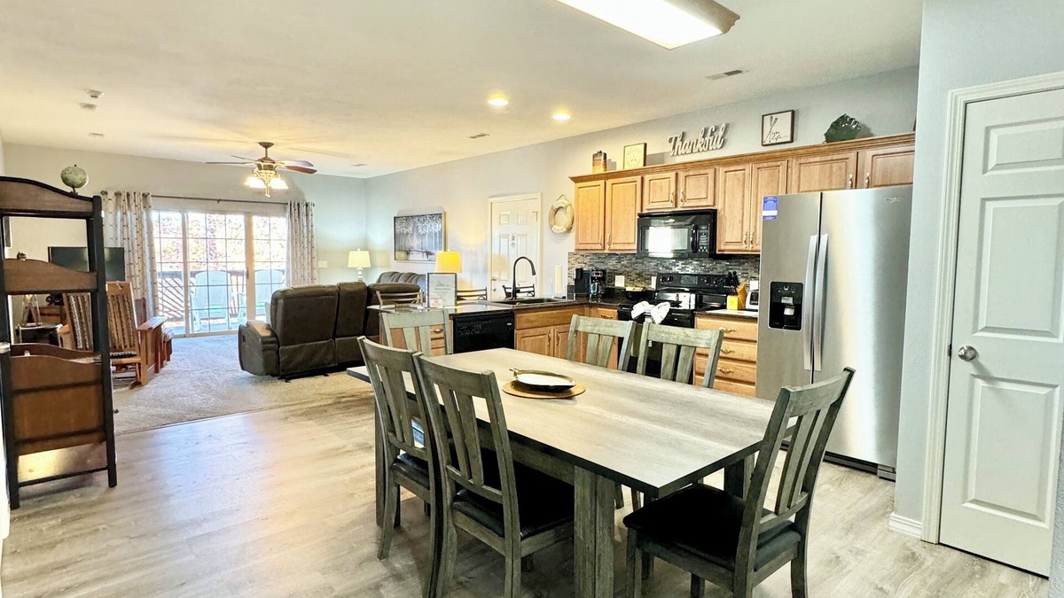 Hollister Condo | Enjoy sunsets and a dock for your boat from this walk-in condo.