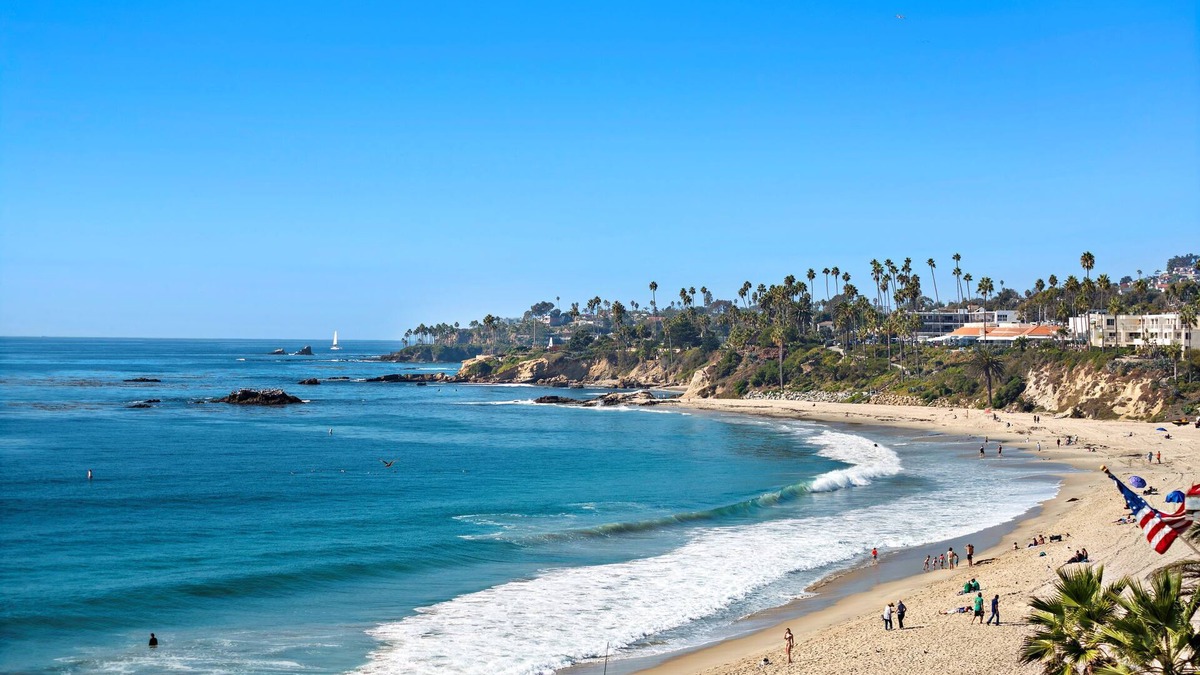 Laguna Beach Hotel | Enjoy the Beach at Our Deluxe King Room with a Kitchenette