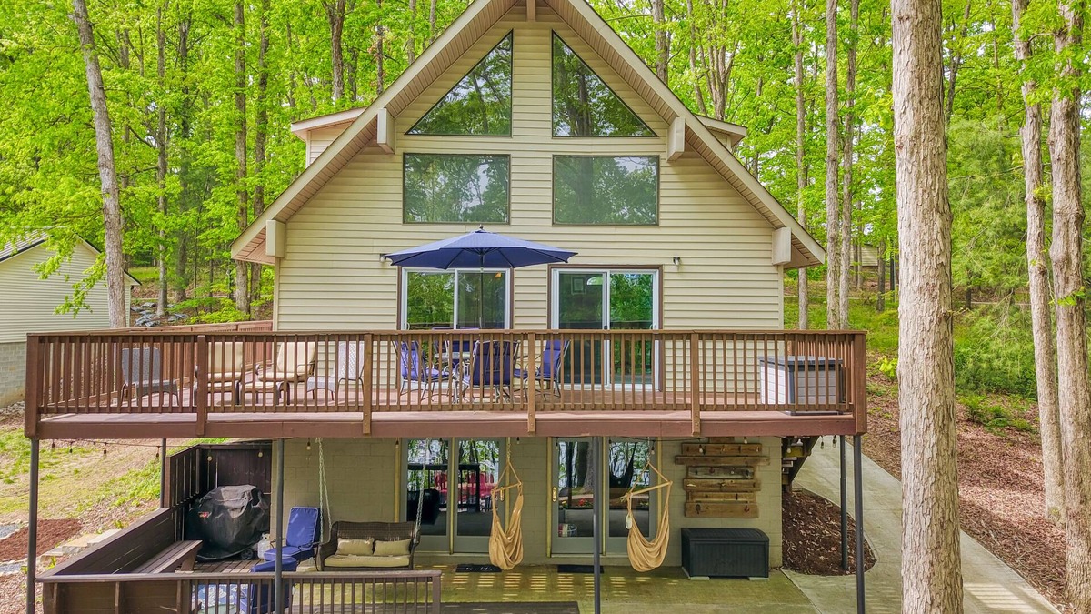 Anderson House | Enjoy the best Lake Hartwell has to offer - swimming, fishing, & tranquility.