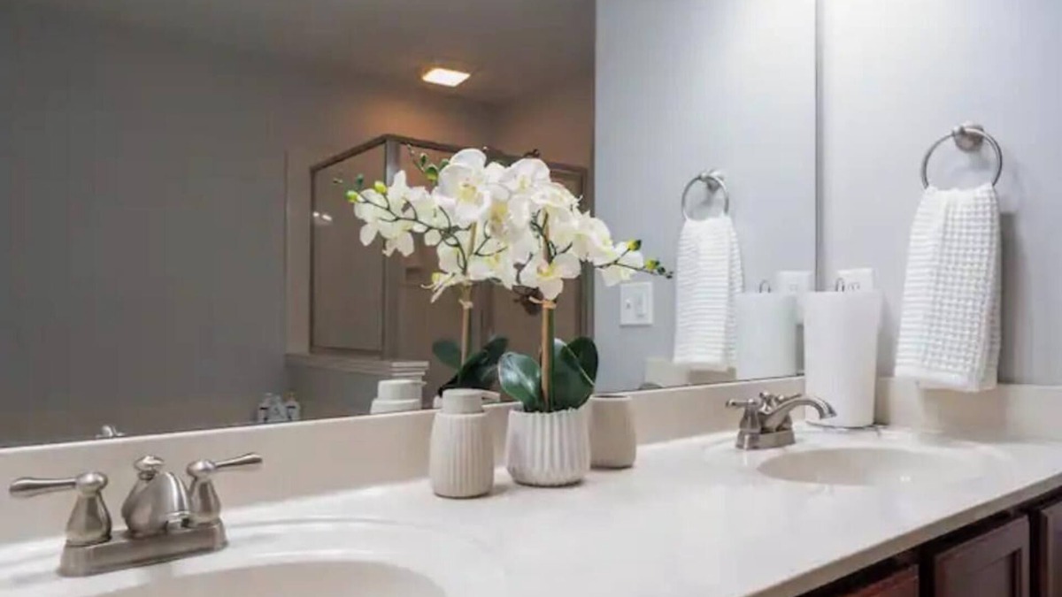 Woodstock House | Enjoy the comfort and convenience of our Townhouse and make lasting memories!