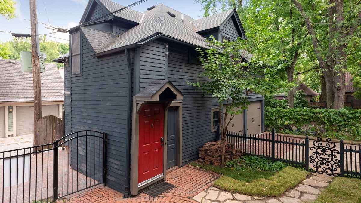 Summit - University House | Enjoy the cutest carriage house in the whole Twin Cities. Have your own little home nestled in the Historic District; it has everything you need.