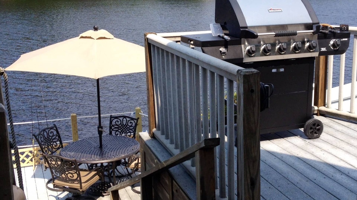 Holland House | Enjoy the Fun of a Lakefront GetAway, While Only Minutes from Local Attractions!