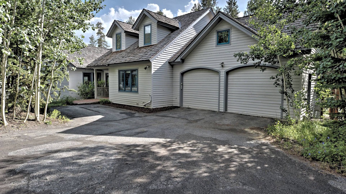 Keystone House | Enjoy the lake view, golf & skiing from the best location in Keystone Ranch