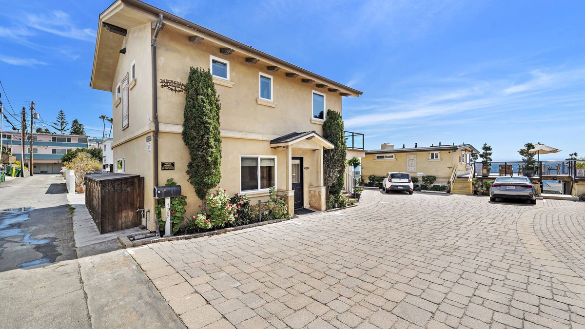 Laguna Beach Condo | Enjoy the ocean breezes, swim, bike, stroll to main beach 1
