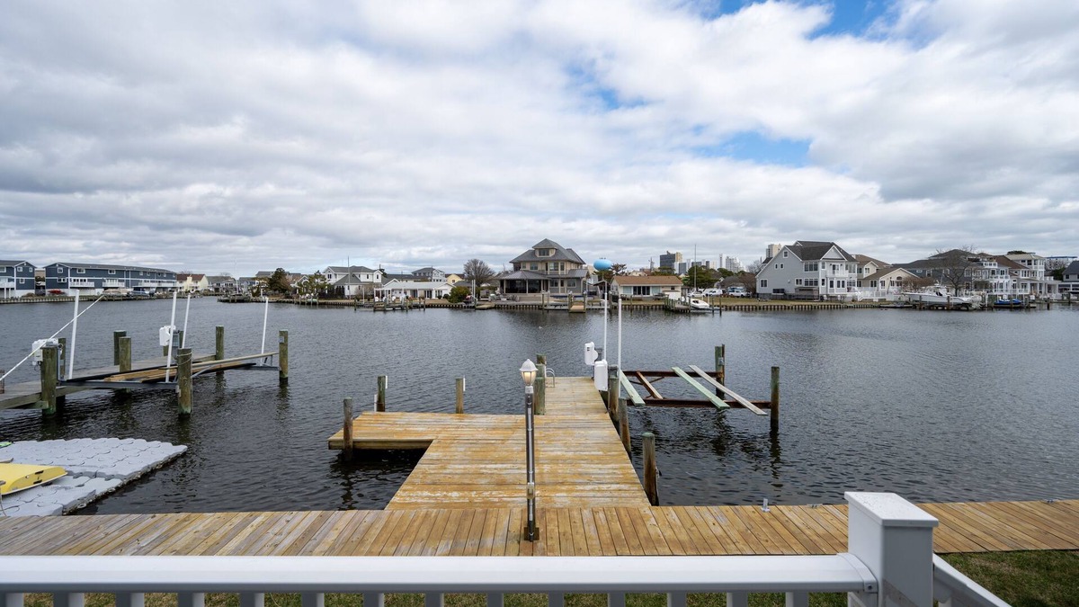 Little Salisbury House | Enjoy the serene beauty of coastal living in his spacious 4-bedroom home