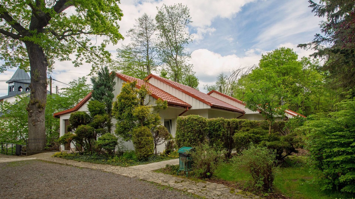 Niepolomice Hotel | Enjoy the silence and comfort of Under Oak site. Breakfast available on request