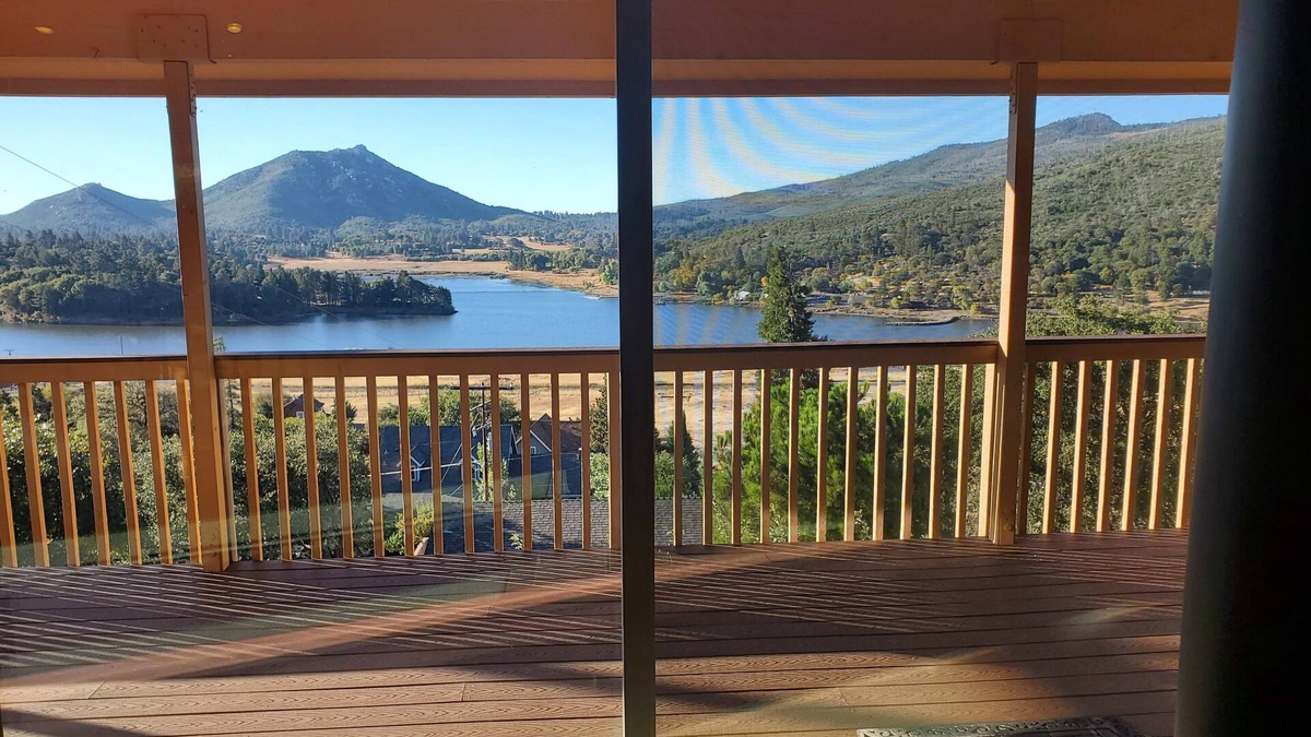 Julian House | Enjoy the spectacular views from the balcony and cabin at this mountain location