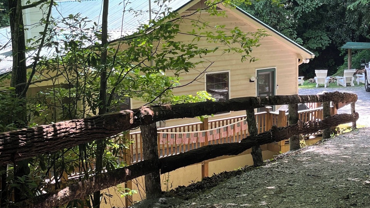 Topton Cabin | Enjoy the upcoming Fall season at Cabin Fever! Close to Nantahala Wedding Venue!