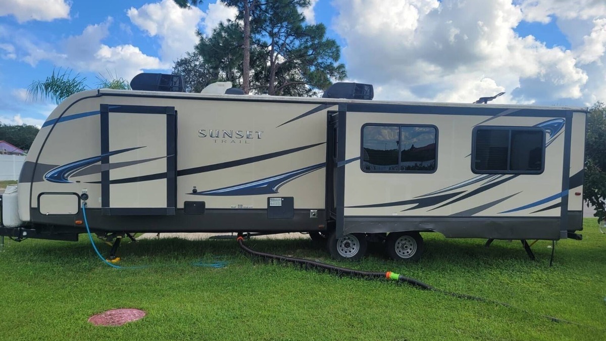 Indiantown House | Enjoy this beautiful one bedroom one bath RV surrounded by Florida’s nature.