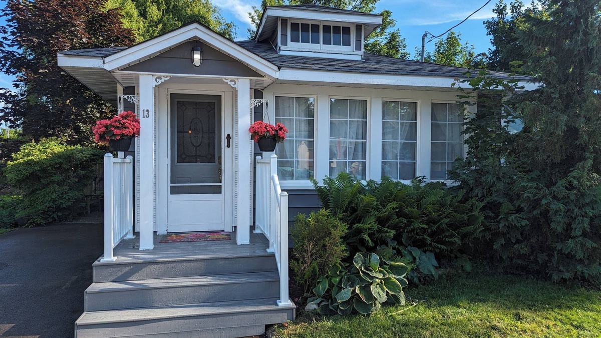 Crystal Beach Cottage | Enjoy this cozy cottage, 10 minutes from Bay Beach in Crystal Beach.