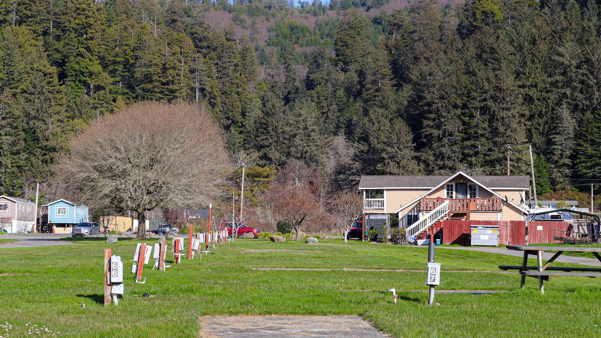 Klamath House | Enjoy this cozy family-style home along the Klamath River, just off HWY 101!