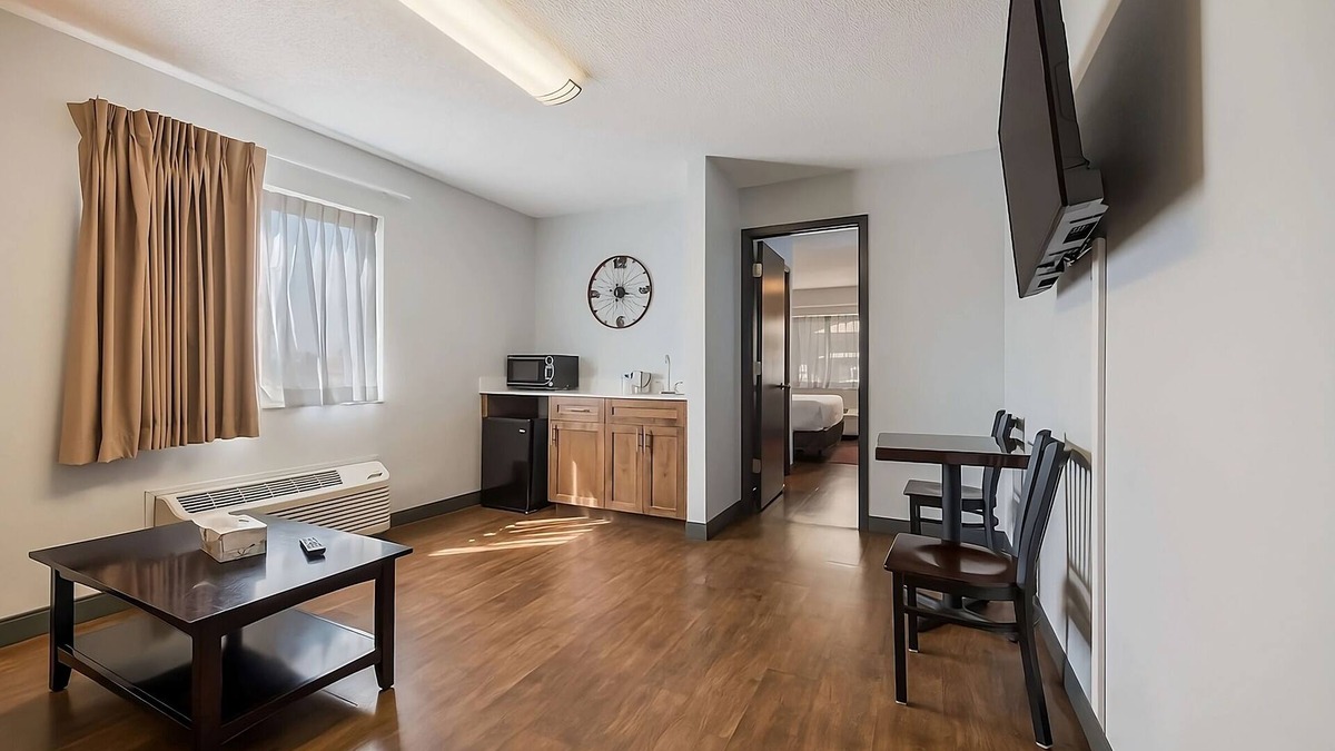 Ontario Hotel | Enjoy Vacation! Indoor Pool, Pets Allowed, Free Parking, Free Breakfast