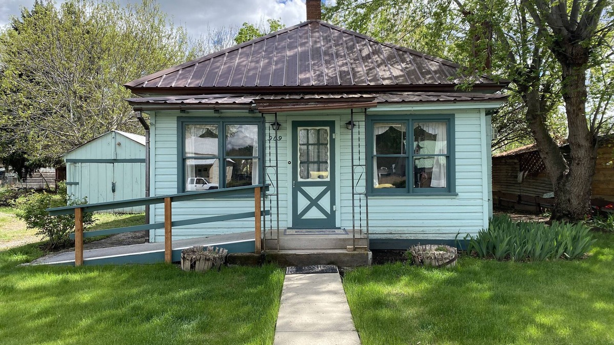 Weiser Cottage | Enjoy your comfy stay at Grandma's House near the Weiser River Trail
