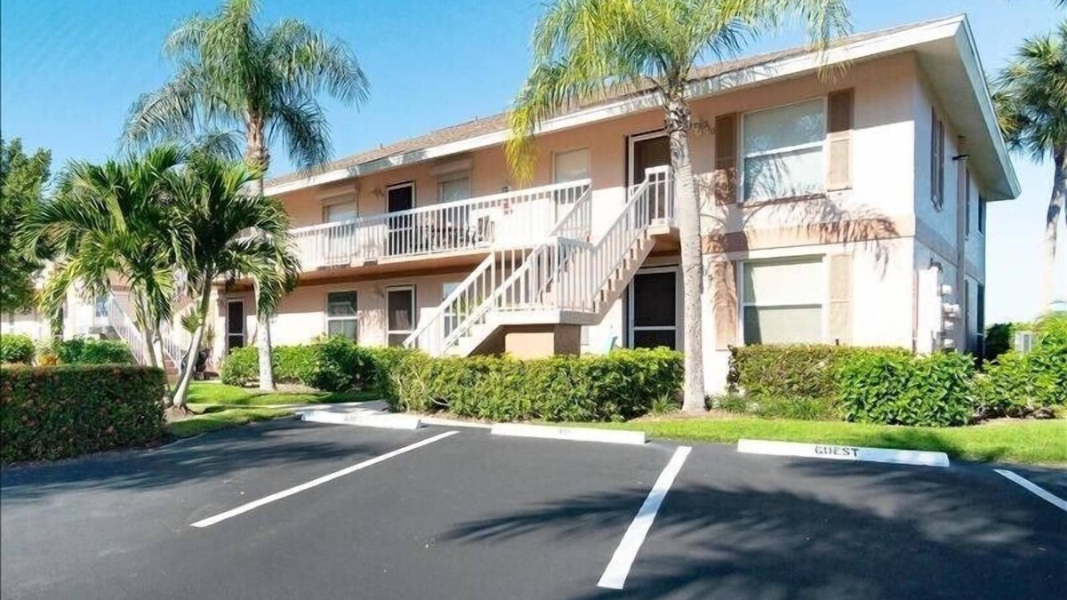 Hammock Bay House | Enjoy your stay at this cozy condo right off Marco Island at Mainsail 1035 in Naples!