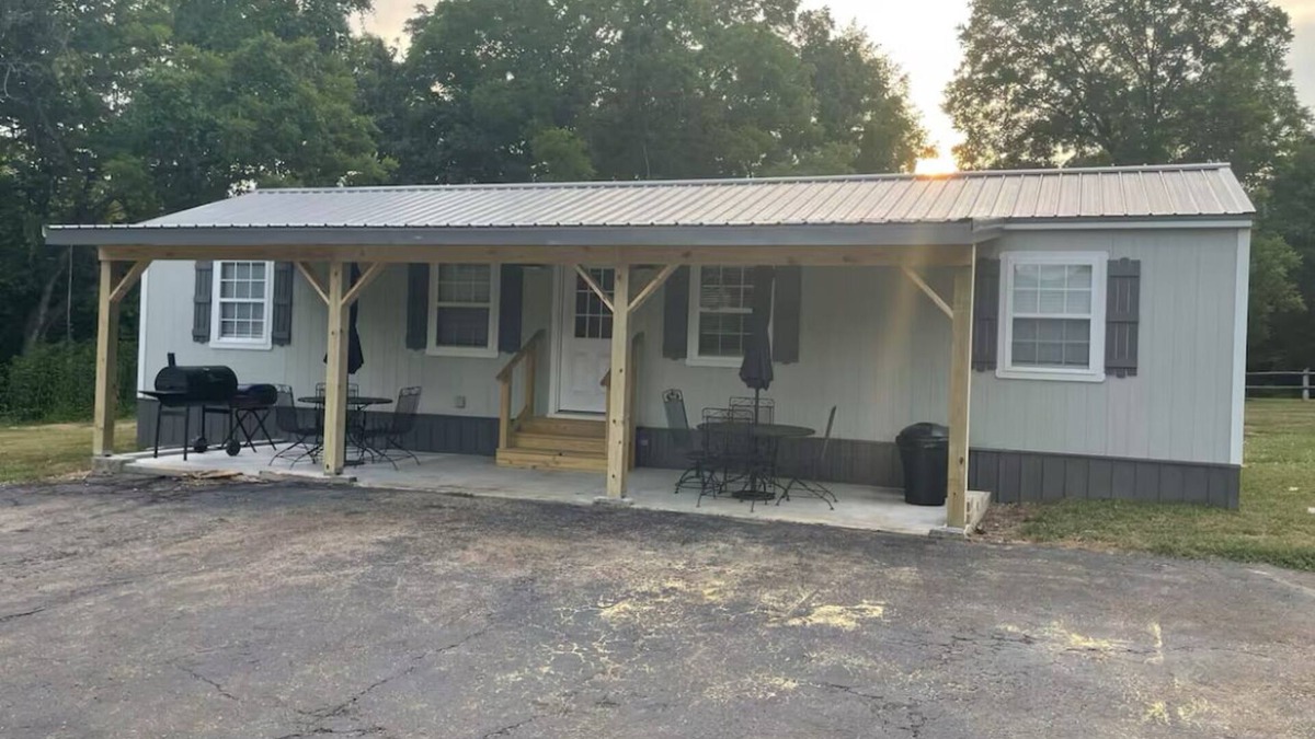 Black House | Enjoyable 2-bedroom house on 24 acres right on Black River.