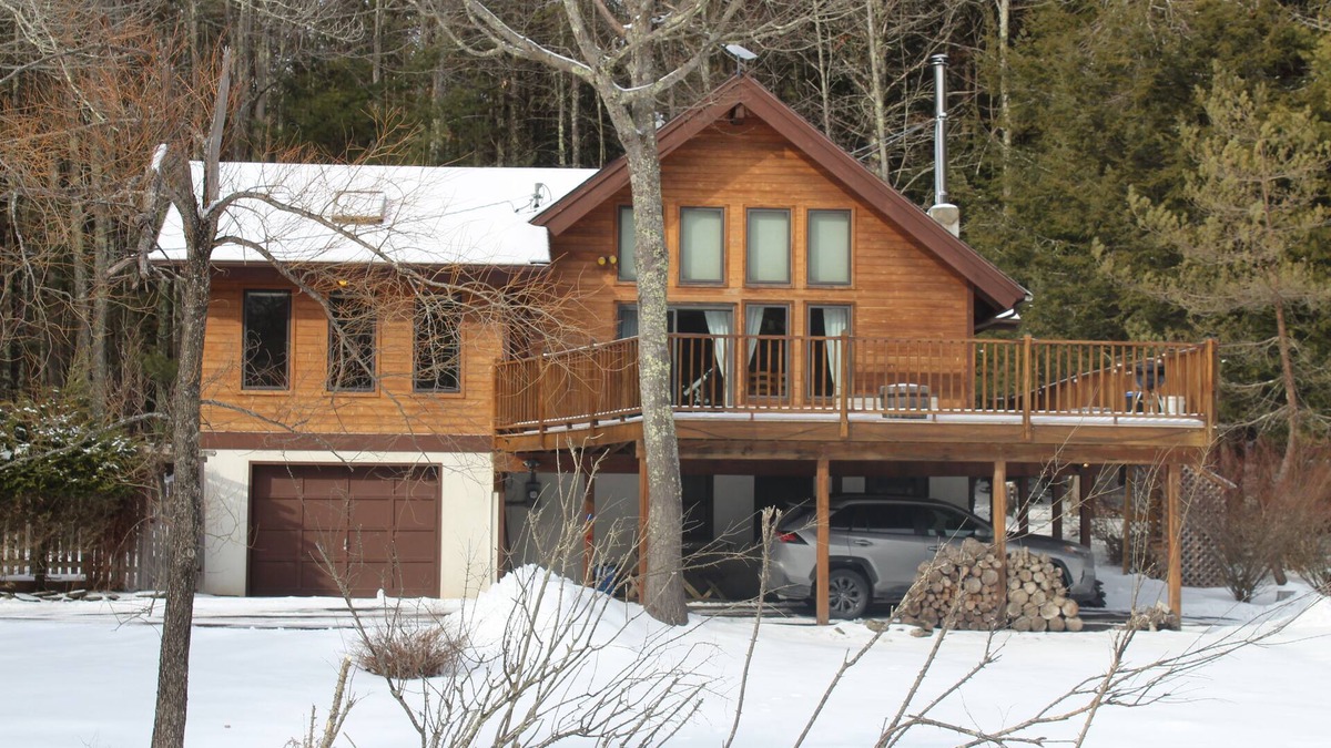 Jewett House | Enjoyable 3-bedroom, 2 full bath cabin-style house in Jewett