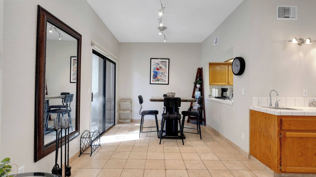 Bakersfield Condo | Enjoyable 3-bedroom condo with AC in charming Bakersfield