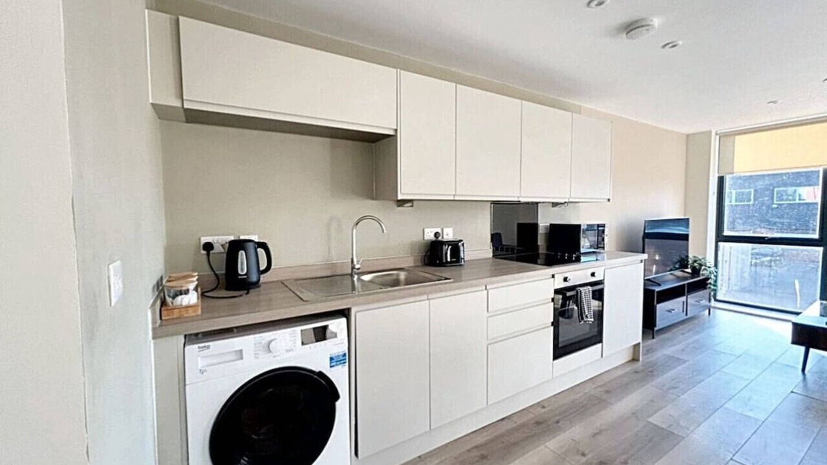 Everton Apartment | Enjoyable apartment with AC in vibrant Liverpool