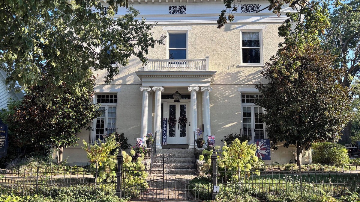 Lebanon Bed & Breakfast | Enjoyable bed & breakfast within a historic home in downtown Lebanon