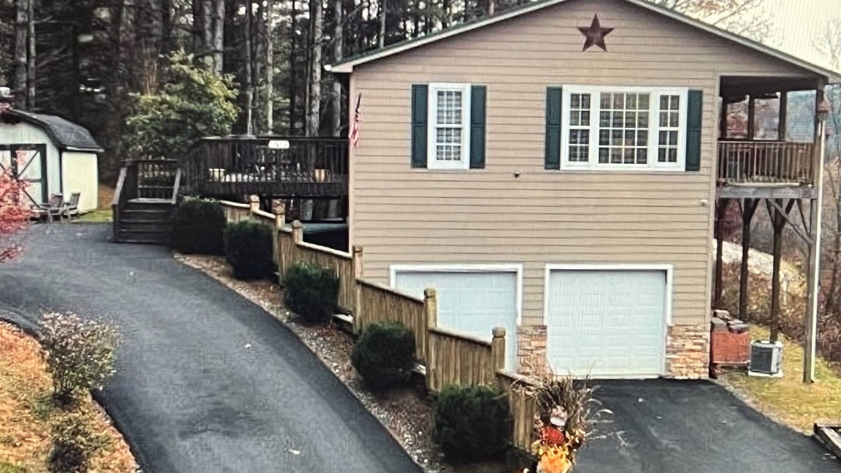 Fleetwood House | EnjoyThis Home in the Mountains ,5 min walk to the River ,Boone ,West Jefferso