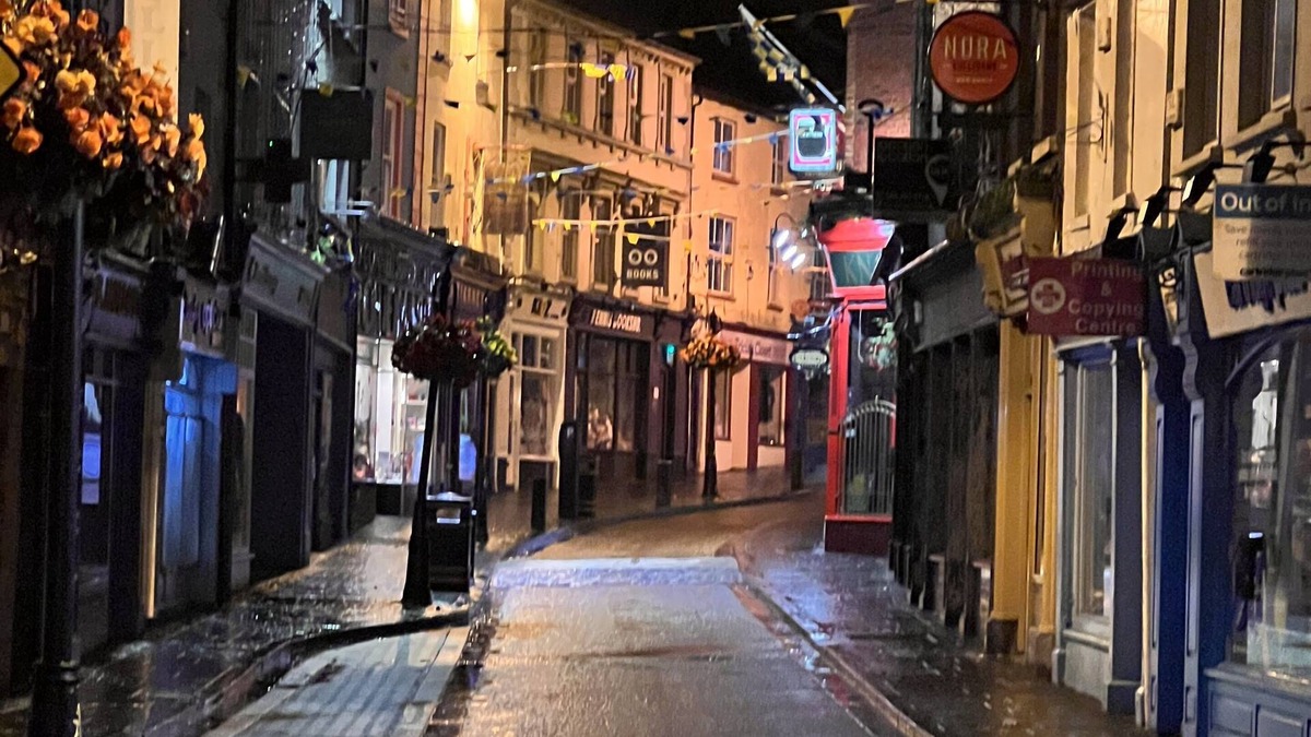 Ennis House | Ennis, 4 minute walk to Downtown