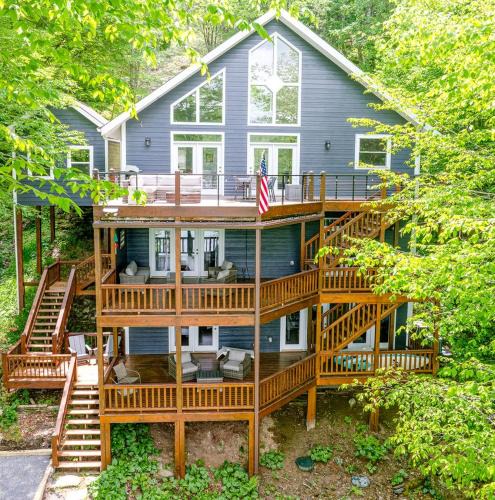 Topton House | Enormous Cabin Retreat with Beautiful Views and Private Dock in Topton, North Carolina