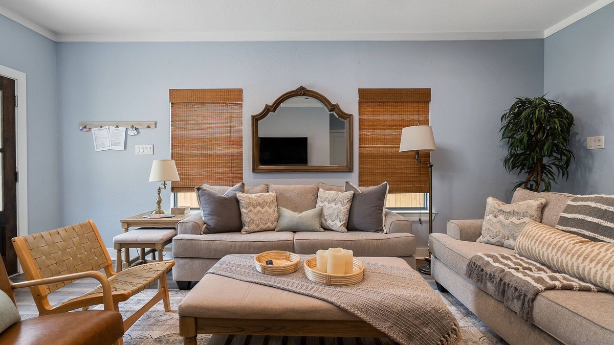West Dallas House | Enormous Large Group Hotel with 2 Beds/Room