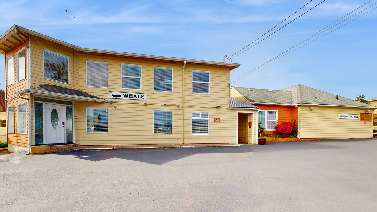 Lincoln City House | Enormous Renovated Home with Ocean Views & Easy Beach Access - Dogs OK