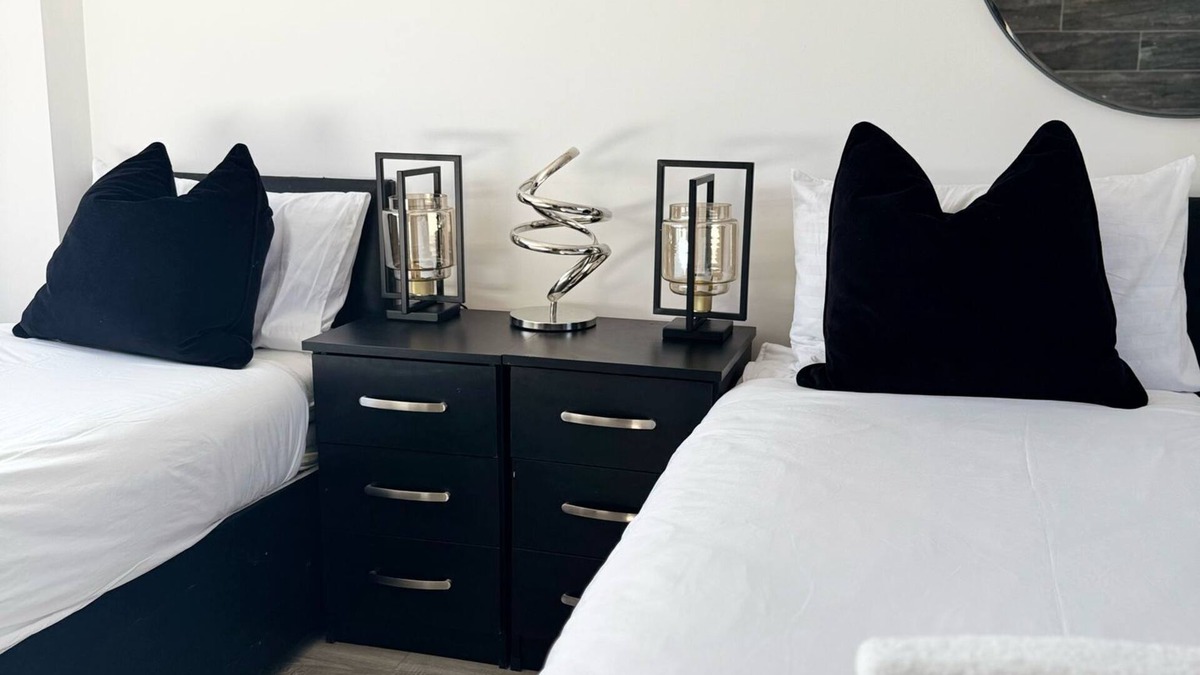 Lower Edmonton Bed & Breakfast | Ensuite Deluxe Room with Shower