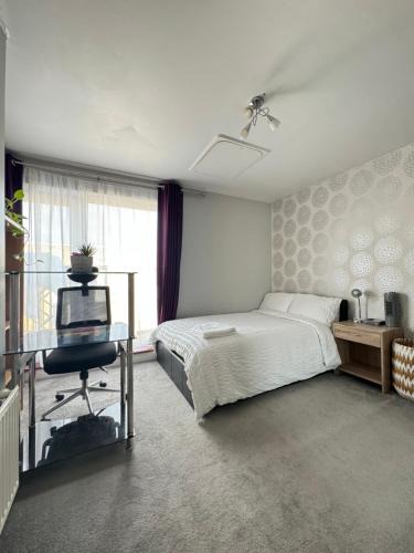 Gravesend House | Ensuite Double Room with Balcony