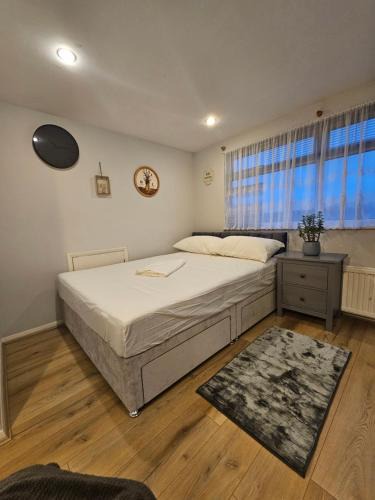 Barkingside House | Ensuite room Family Home