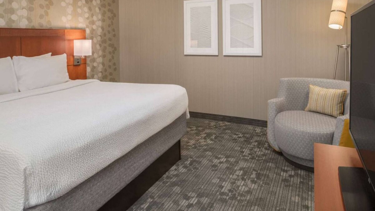 Bridle Trails Hotel | Ensuring a Very Comfortable & Memorable Stay! Pets are Allowed, w/Indoor Pool!
