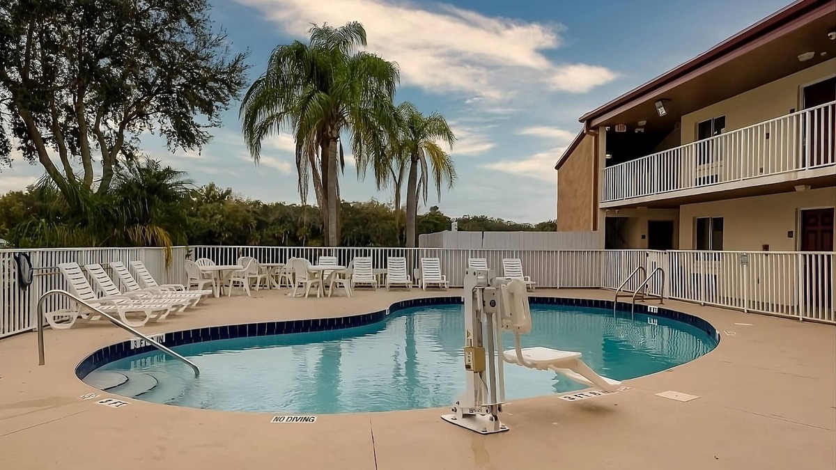 Ellenton Hotel | Ensuring a Very Comfortable & Memorable Stay! Pool, Pet-friendly, Free Parking!