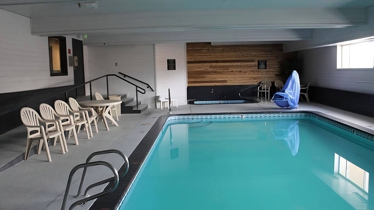 Ontario Hotel | Ensuring a Very Comfortable & Memorable Stay! Pool, Free Breakfast & Parking
