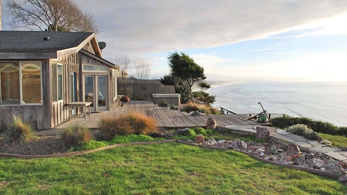Westhaven-Moonstone House | Enter the "Garage House" and step into sublime ocean front living.