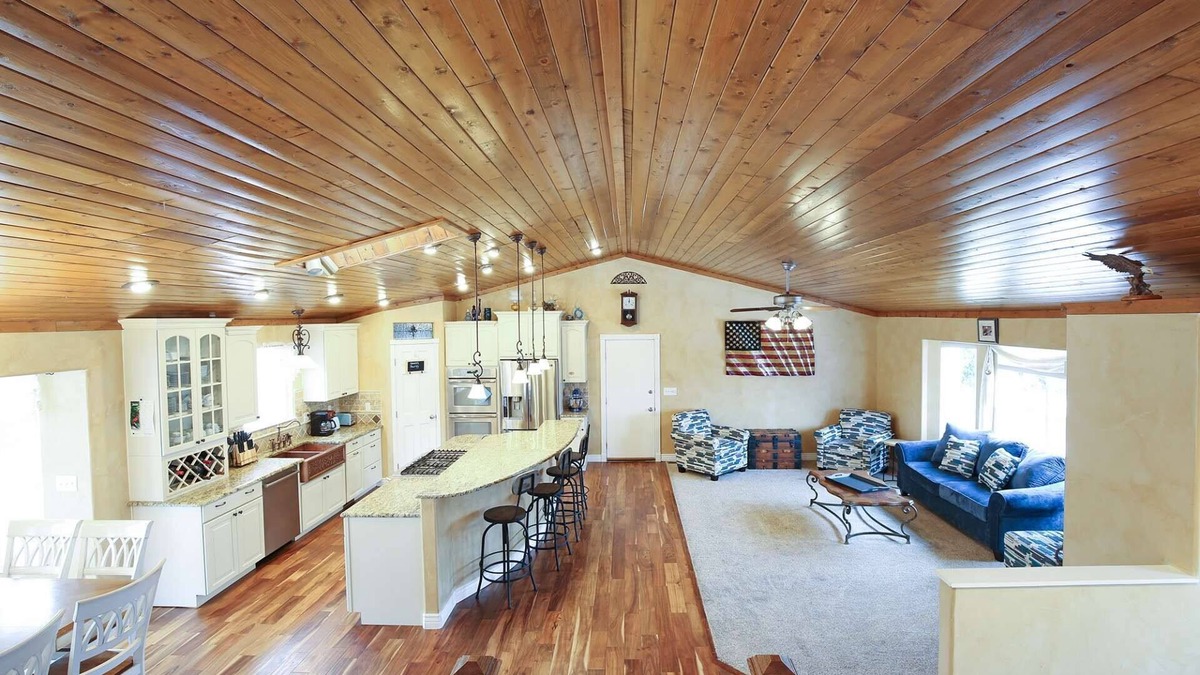 Gleneagle House | Entertaining at its Best, Minutes from AF Academy, Gourmet Kitchen,Gazebo, Fire Pit,Wifi, Pool Table