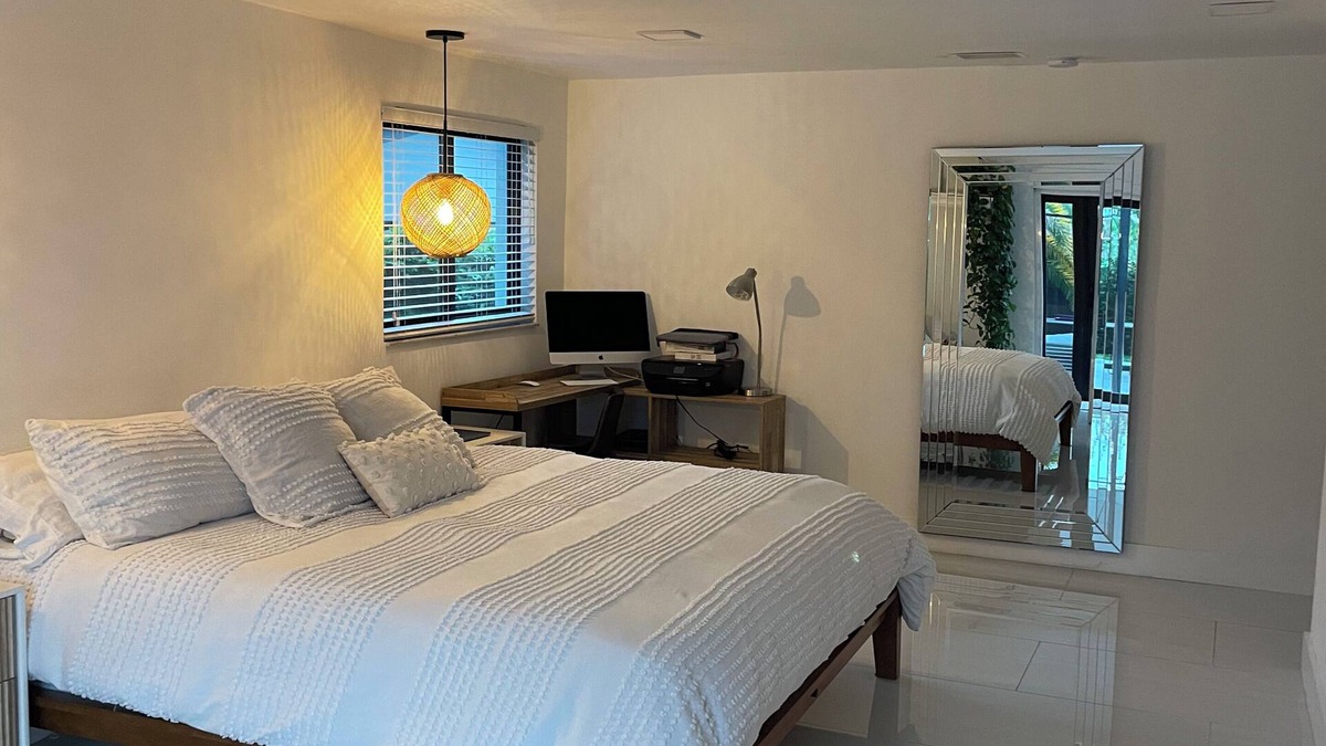 Hialeah House | Entertaining & Modern home, Champagne Spa & Gazebo