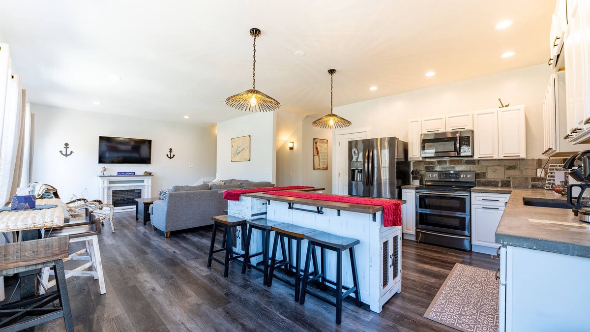 Flat Hollow Marina House | Entertainment in Abundance, Putting Green, Games, Kayaks, No-wake Covered Dock!