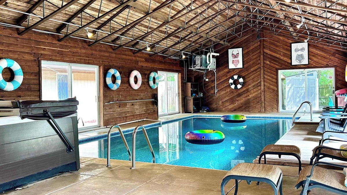 Rockford House | Entertainment Oasis Indoor Pool Spa Arcade Theatre
