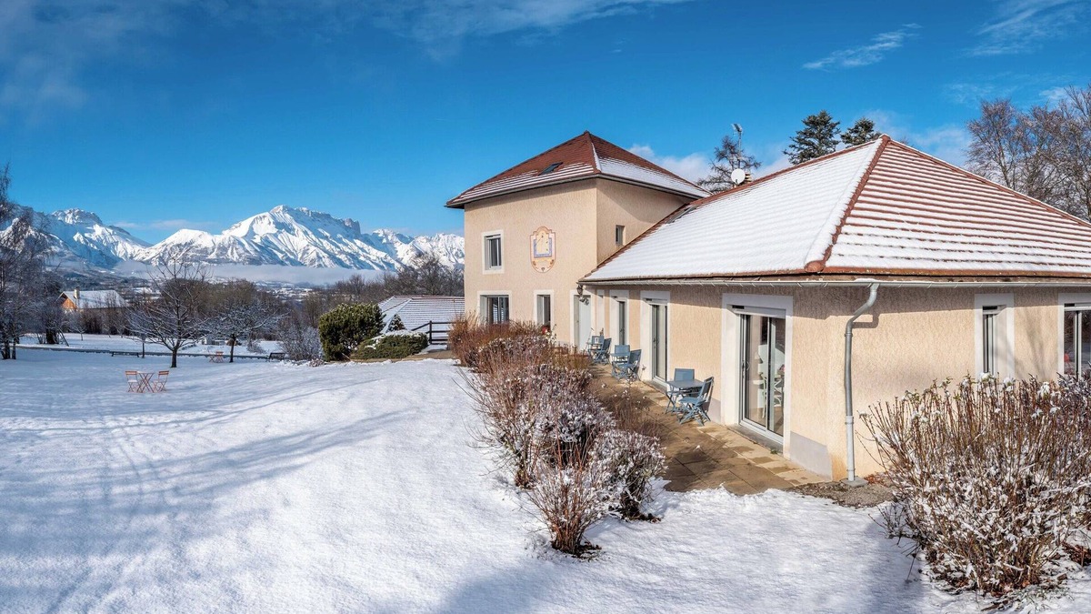 Saint-Bonnet-en-Champsaur Villa | Entire house with spa in a unique setting! view of the mountains.