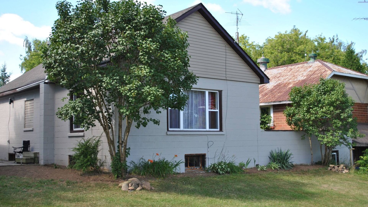 Arkona House | ENTIRE 2-BEDROOM TOWNHOUSE ON A RUSTIC FARM