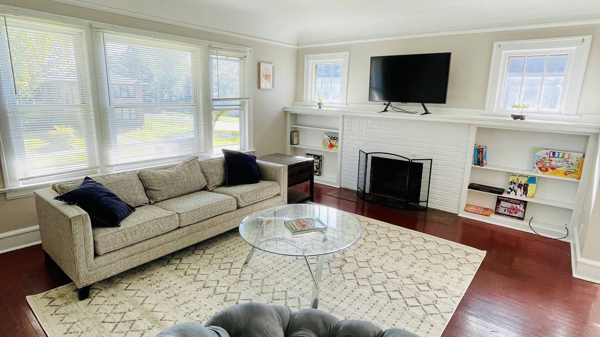 Waukegan House | Entire 3 Bedroom Cozy Unit