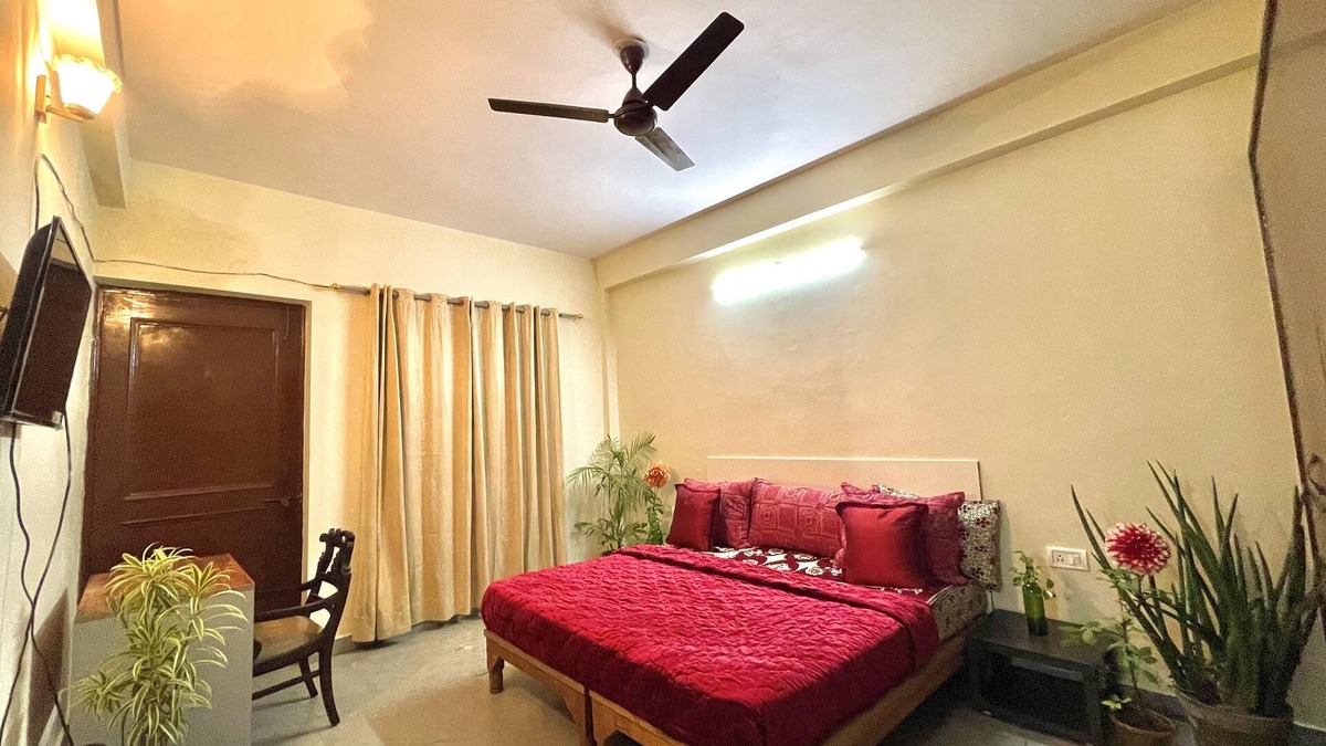 Gurugram House | entire 3bhk with big hall n kitchen on ground flr
