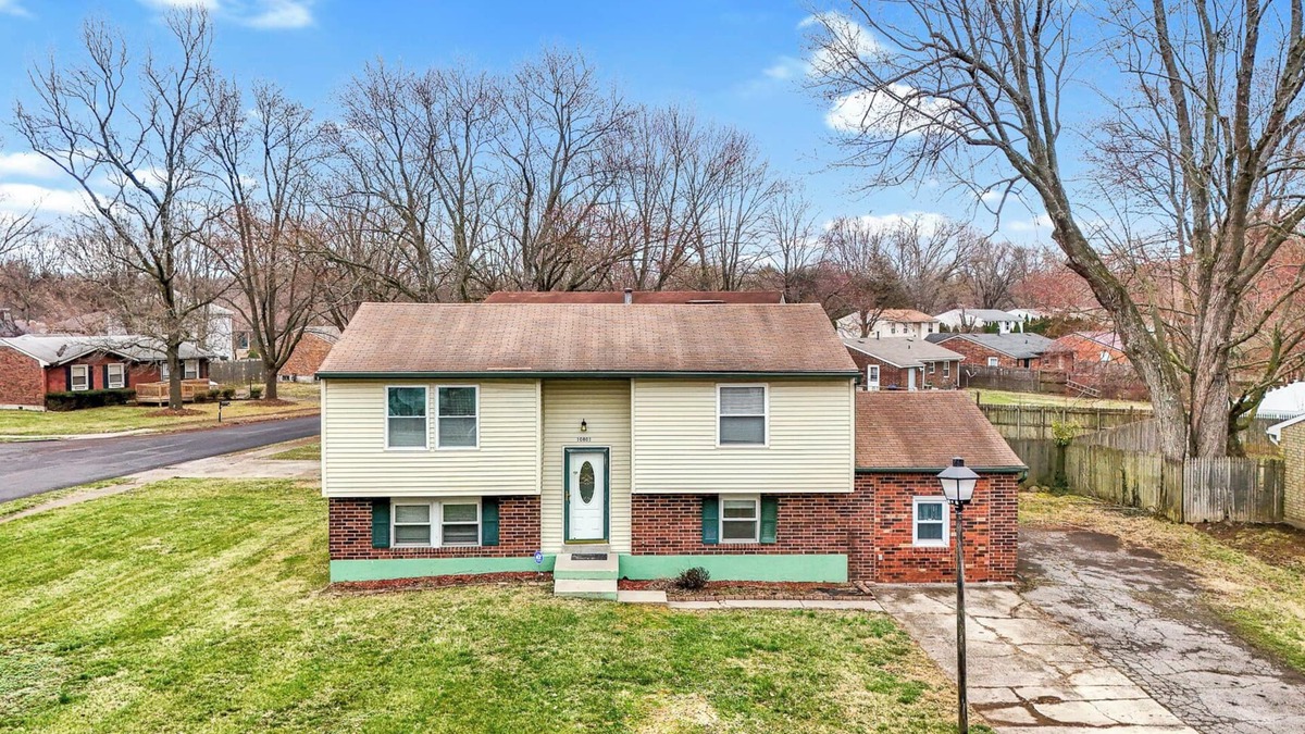 Valley Station House | Entire 4 bedrooms & free parking on a private corner lot.