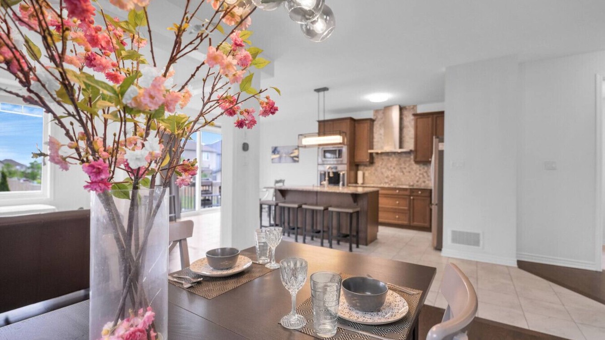 Doon South House | Entire 6BR 2 king 8 beds in total pets 3 GB WiFi